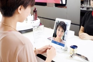 專業分析儀會自動偵測專屬面形，好讓美容顧問能針對個人問題而教授獨特的按摩技巧。